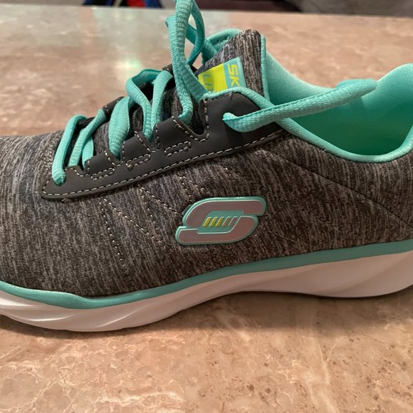 Skechers Lite Weight Grey Women's Shoes - Size 7.5 Never worn - Picture 2 of 7